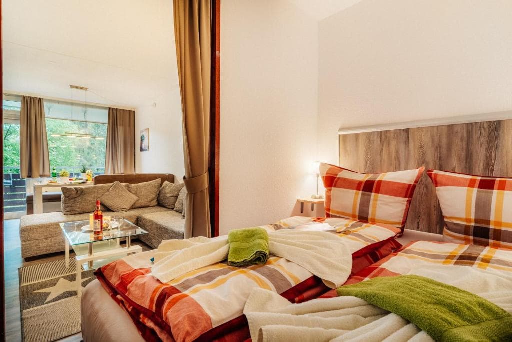 Schlafzimmer mit Doppelbett, Blick in den Wohnbereich